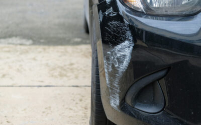 Uszkodzenie samochodu na parkingu, a sprawca nieznany? Jak dochodzić odszkodowania w 2025 roku?